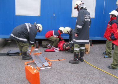 Übung der Feuerwehrjugend Henndorf auf Betriebsgelände der IMB Spirk Ges.m.b.H.