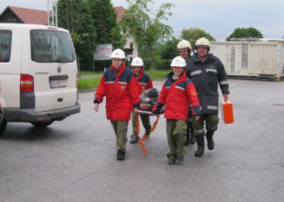 Übung der Feuerwehrjugend Henndorf auf Betriebsgelände der IMB Spirk Ges.m.b.H.